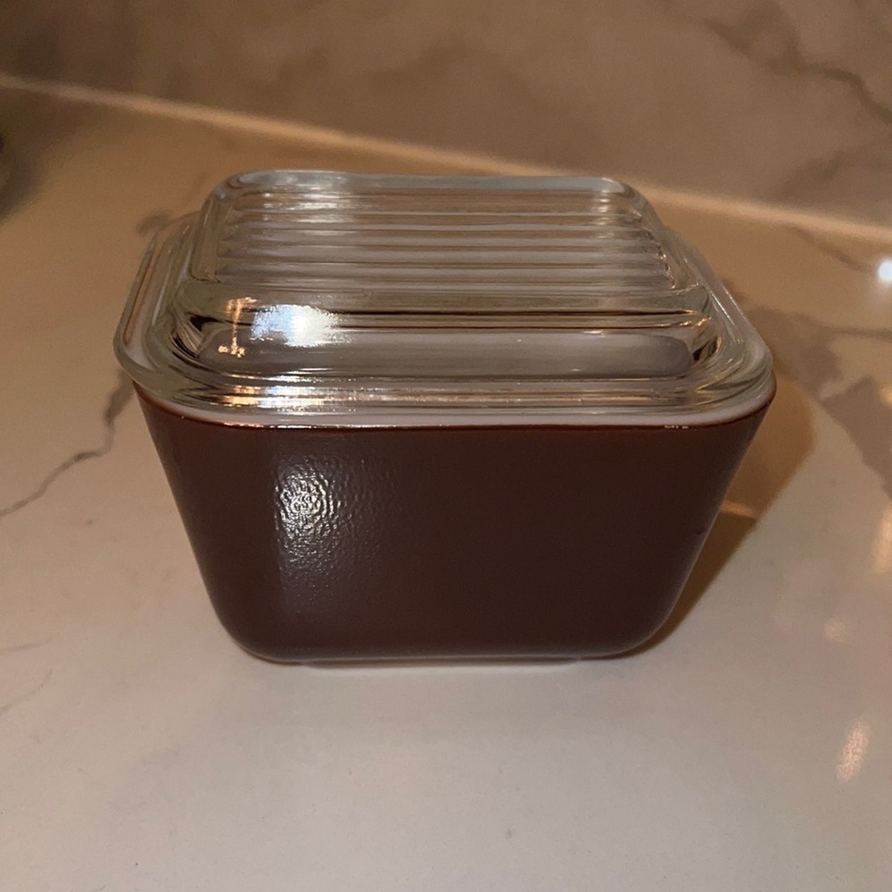 Pyrex Chocolate Brown (501B) 2 1/2 Cup 12oz Fridgie Refrigerator Dish w/Lid